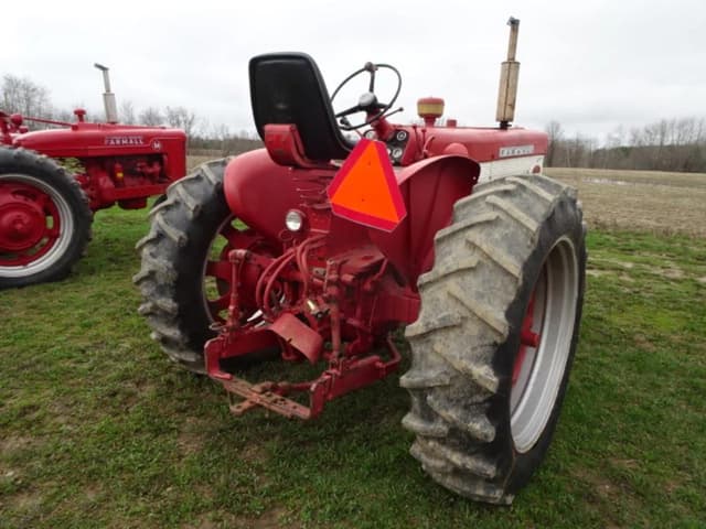 Image of Farmall 560  equipment image 3