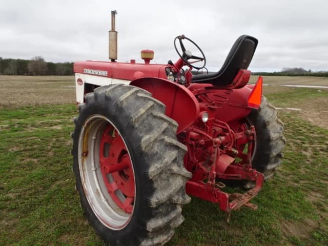 Image of Farmall 560  equipment image 4