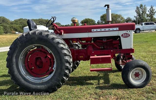 Image of Farmall 560  equipment image 3