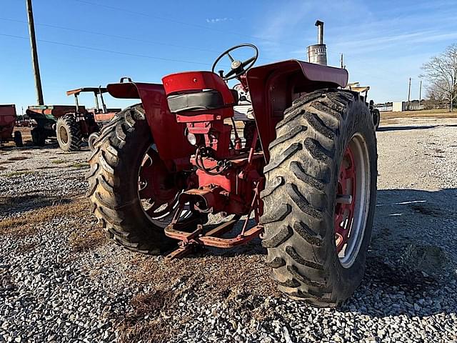 Image of Farmall 560  equipment image 4