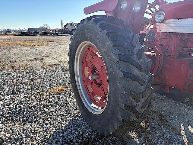 Image of Farmall 560  equipment image 3