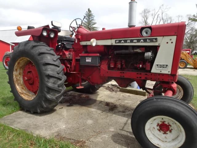 Image of Farmall 806 equipment image 3