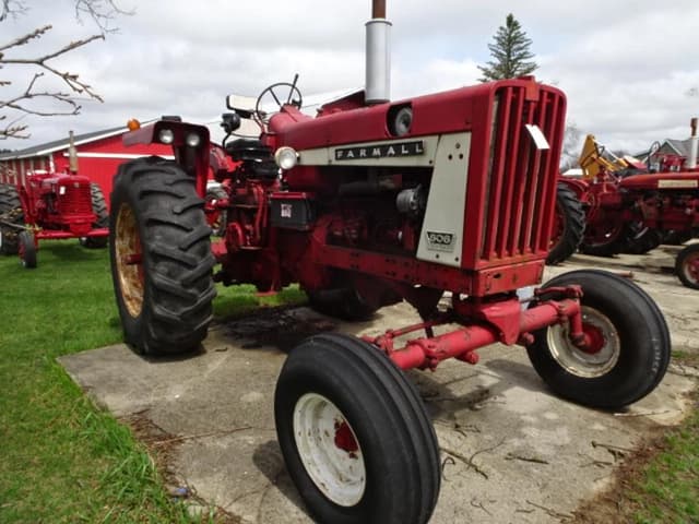 Image of Farmall 806 equipment image 2
