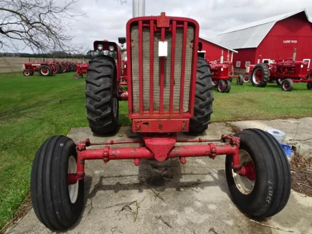 Image of Farmall 806 equipment image 1