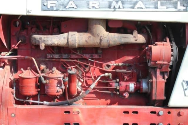 Image of Farmall 806 equipment image 2