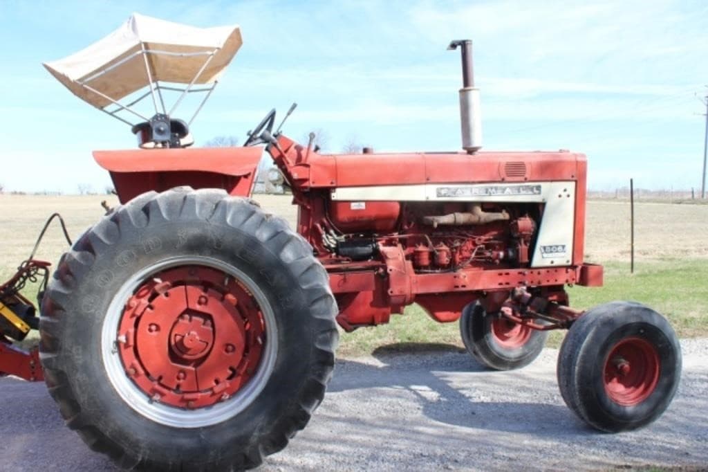 Image of Farmall 806 Primary image