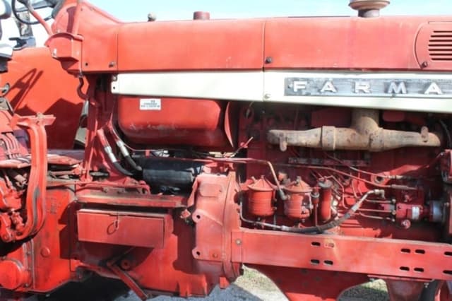 Image of Farmall 806 equipment image 1