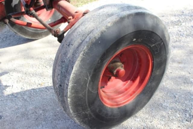 Image of Farmall 806 equipment image 4