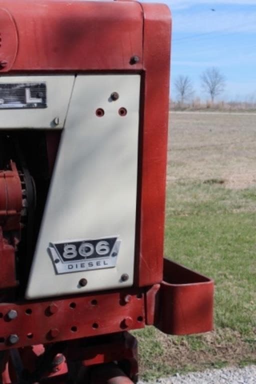 Image of Farmall 806 equipment image 3