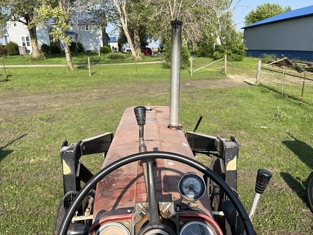 Image of Farmall 806 equipment image 1