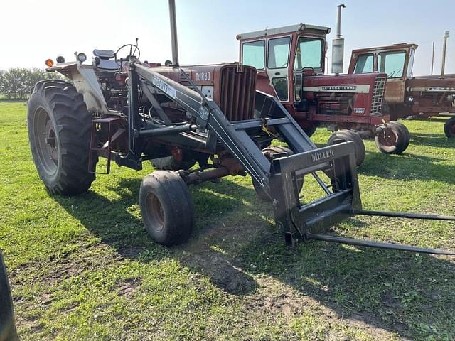 Image of Farmall 806 equipment image 2