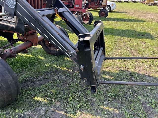Image of Farmall 806 equipment image 3