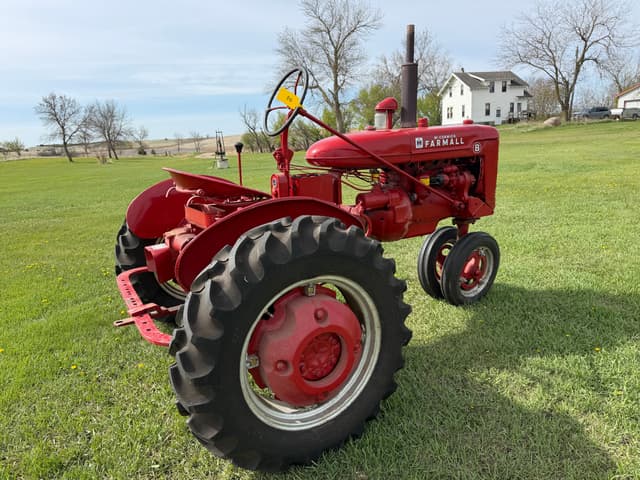 Image of Farmall B equipment image 2