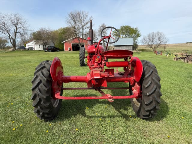 Image of Farmall B equipment image 3