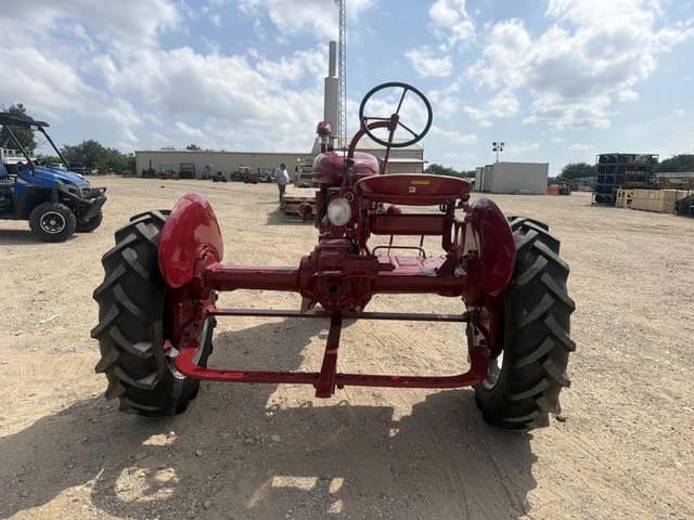 Image of Farmall B equipment image 3