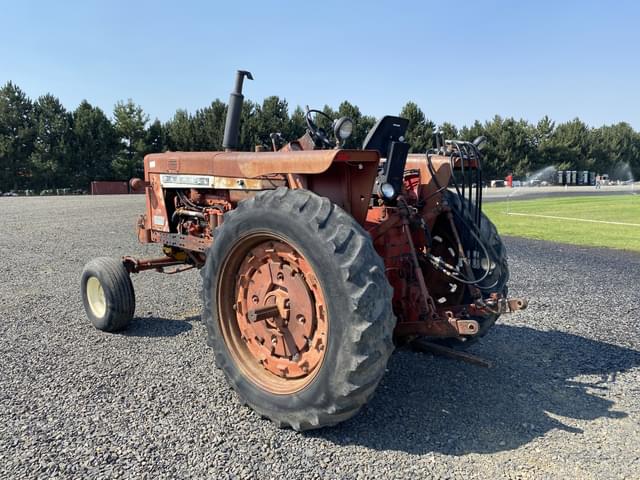 Image of Farmall 806 equipment image 2