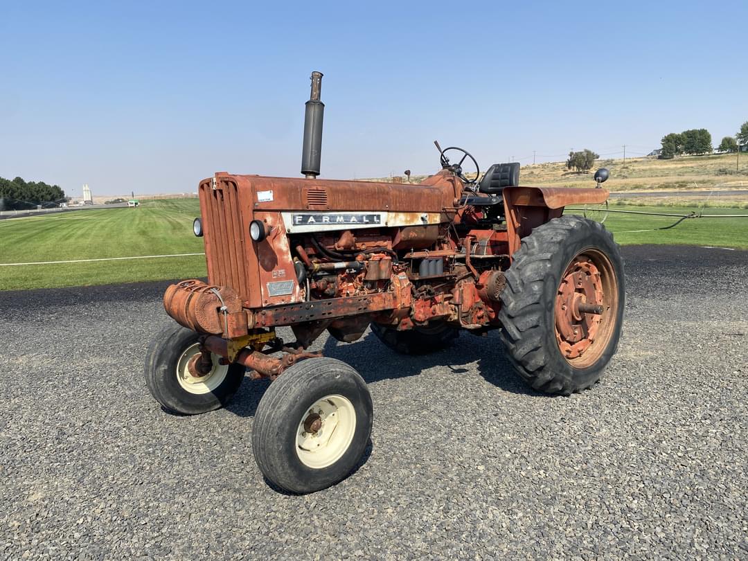 Image of Farmall 806 Primary image