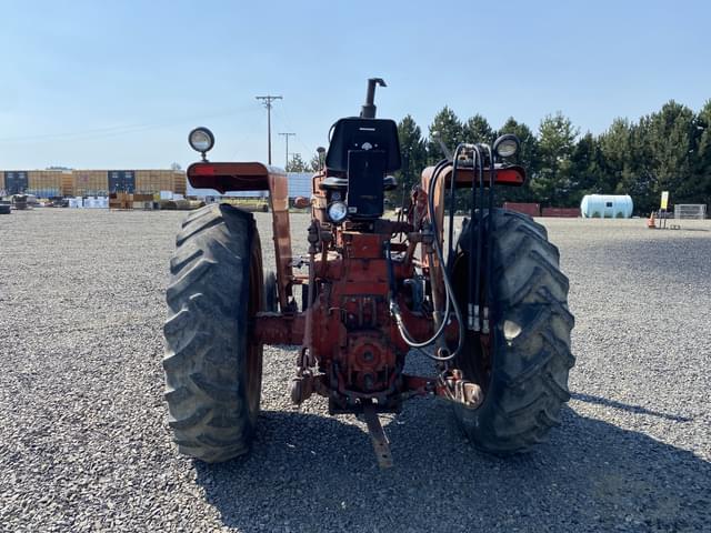Image of Farmall 806 equipment image 3