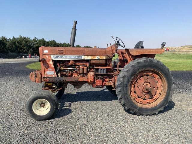 Image of Farmall 806 equipment image 1