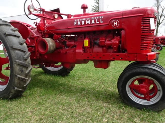 Image of Farmall H equipment image 1