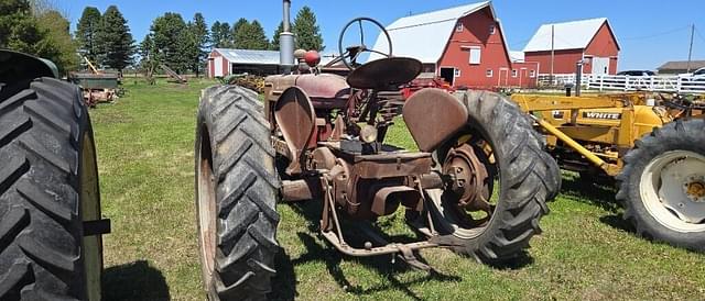 Image of Farmall M equipment image 2