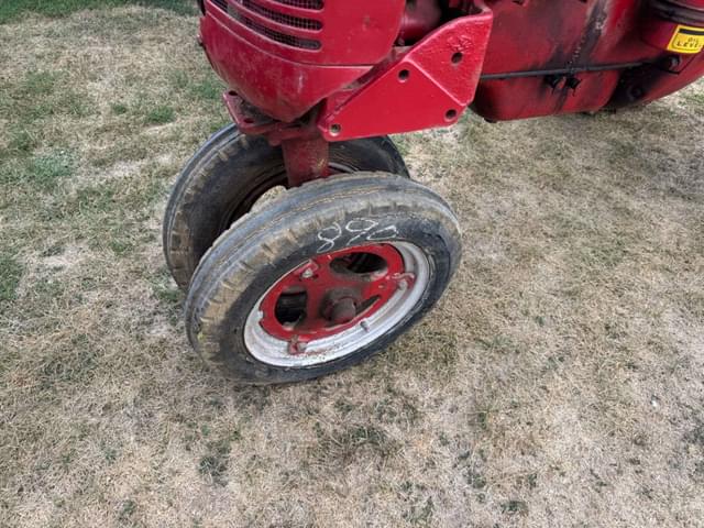 Image of Farmall B equipment image 1