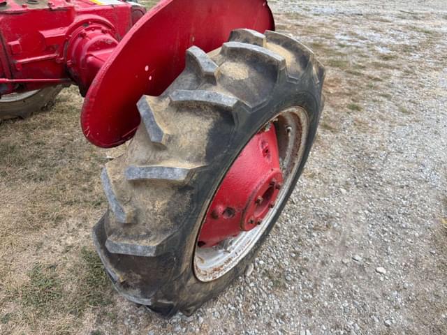 Image of Farmall B equipment image 3