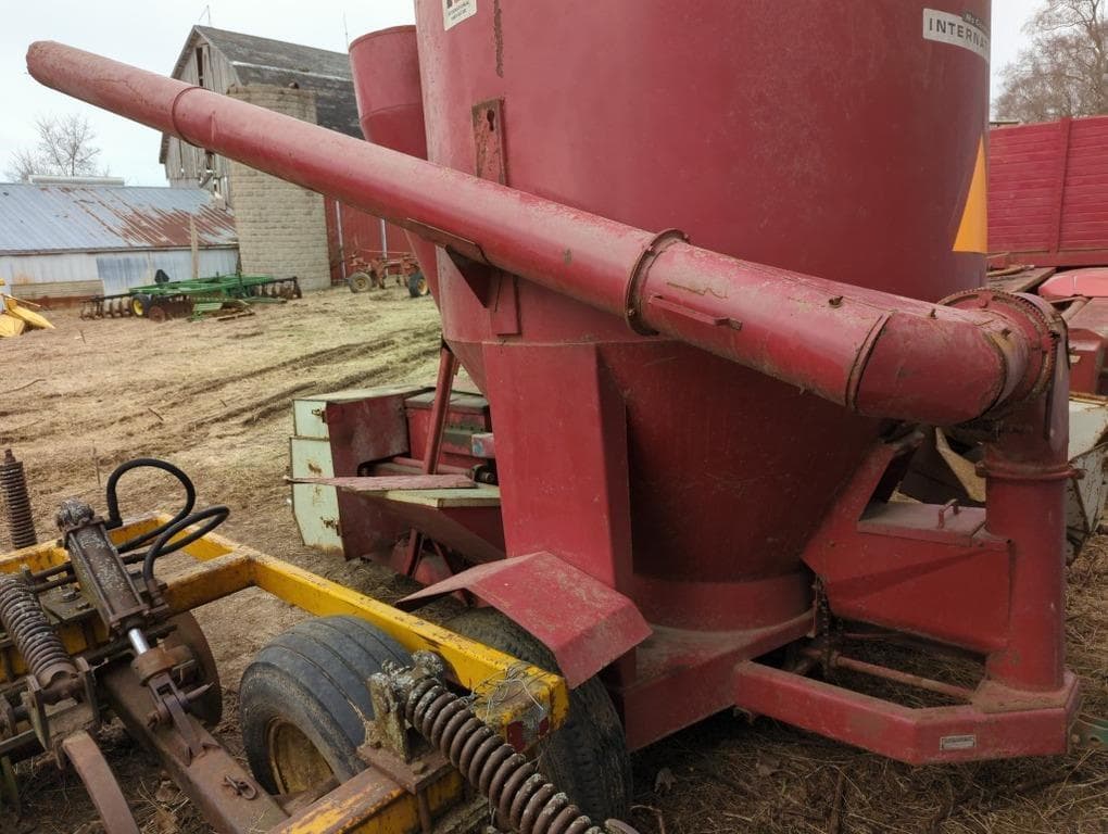 International Harvester 1050 Hay and Forage Grinders/Mixers for Sale