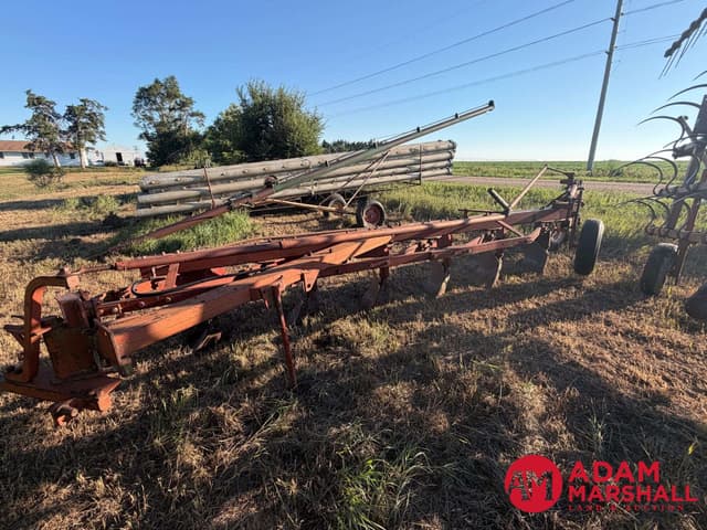 Image of International Harvester 700 equipment image 2