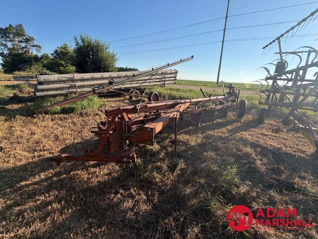Image of International Harvester 700 equipment image 1