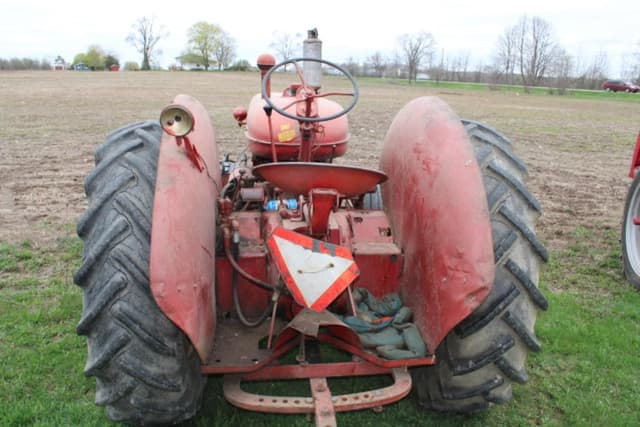 Image of McCormick-Deering WD-9 equipment image 2