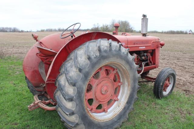 Image of McCormick-Deering WD-9 equipment image 1