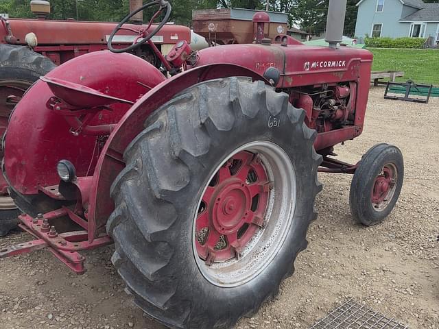 Image of McCormick-Deering WD-6 equipment image 2