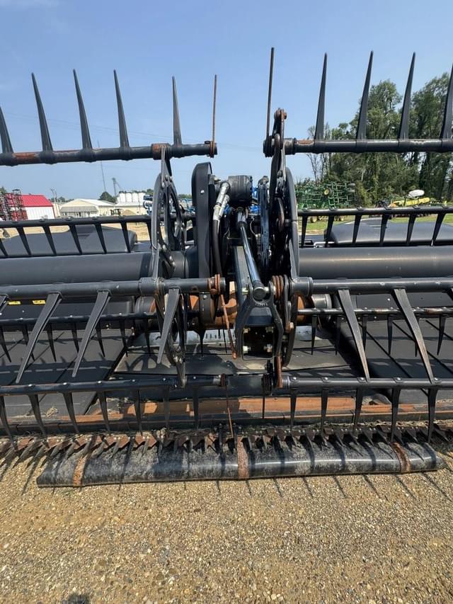 Image of MacDon FD75D equipment image 4