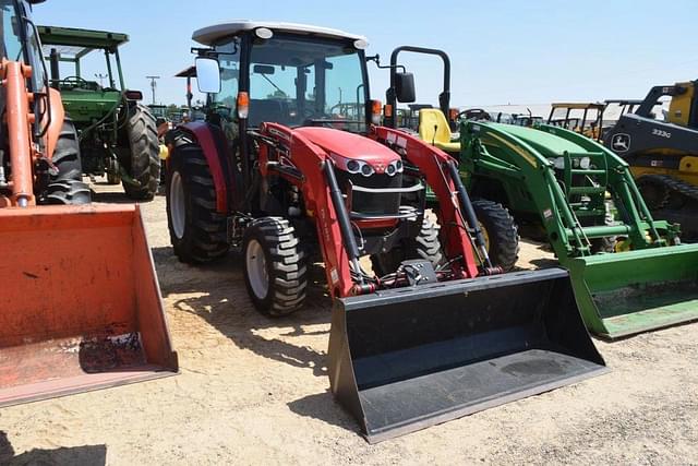 Image of Massey Ferguson 1735M equipment image 3