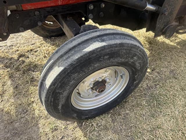 Image of Massey Ferguson 383 equipment image 3