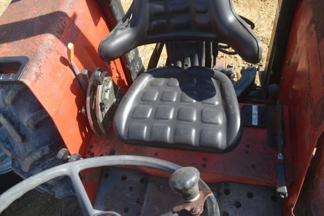Image of Massey Ferguson 4233 equipment image 4