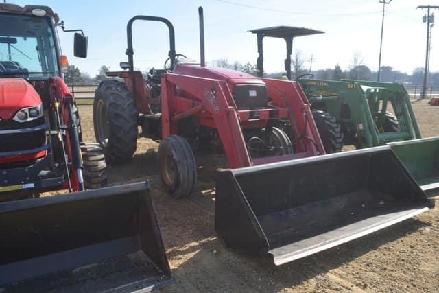 Image of Massey Ferguson 4233 equipment image 3