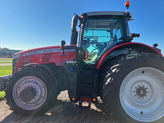 Image of Massey Ferguson 8740S equipment image 2