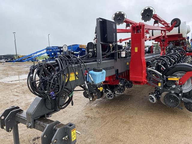 Image of Massey Ferguson MFVF2430 equipment image 1