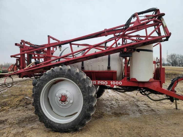 Miller Pro 1000 Chemical Applicators Sprayers Pull Type for Sale