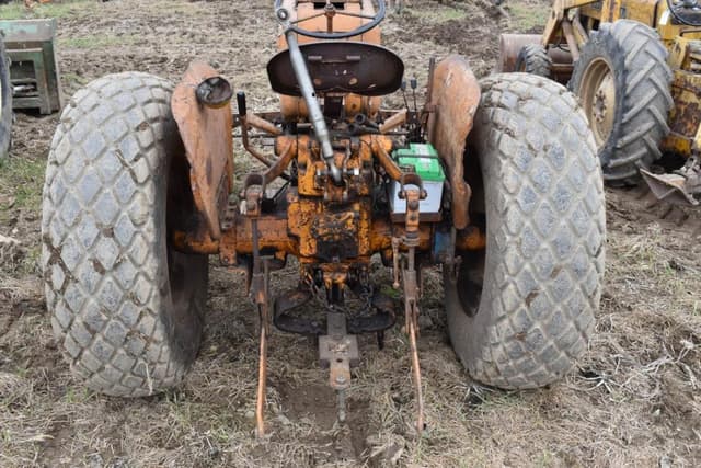 Image of Minneapolis-Moline 335 equipment image 4