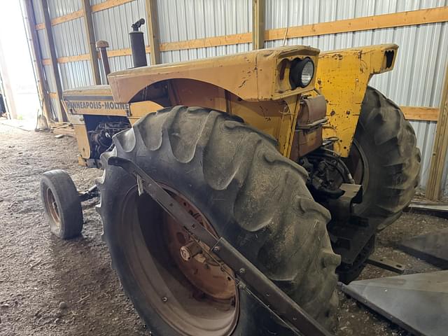 Image of Minneapolis-Moline M670 equipment image 2