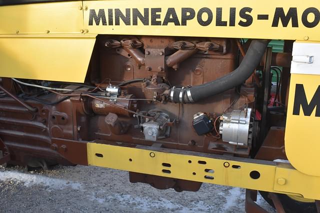 Image of Minneapolis-Moline M670 equipment image 4