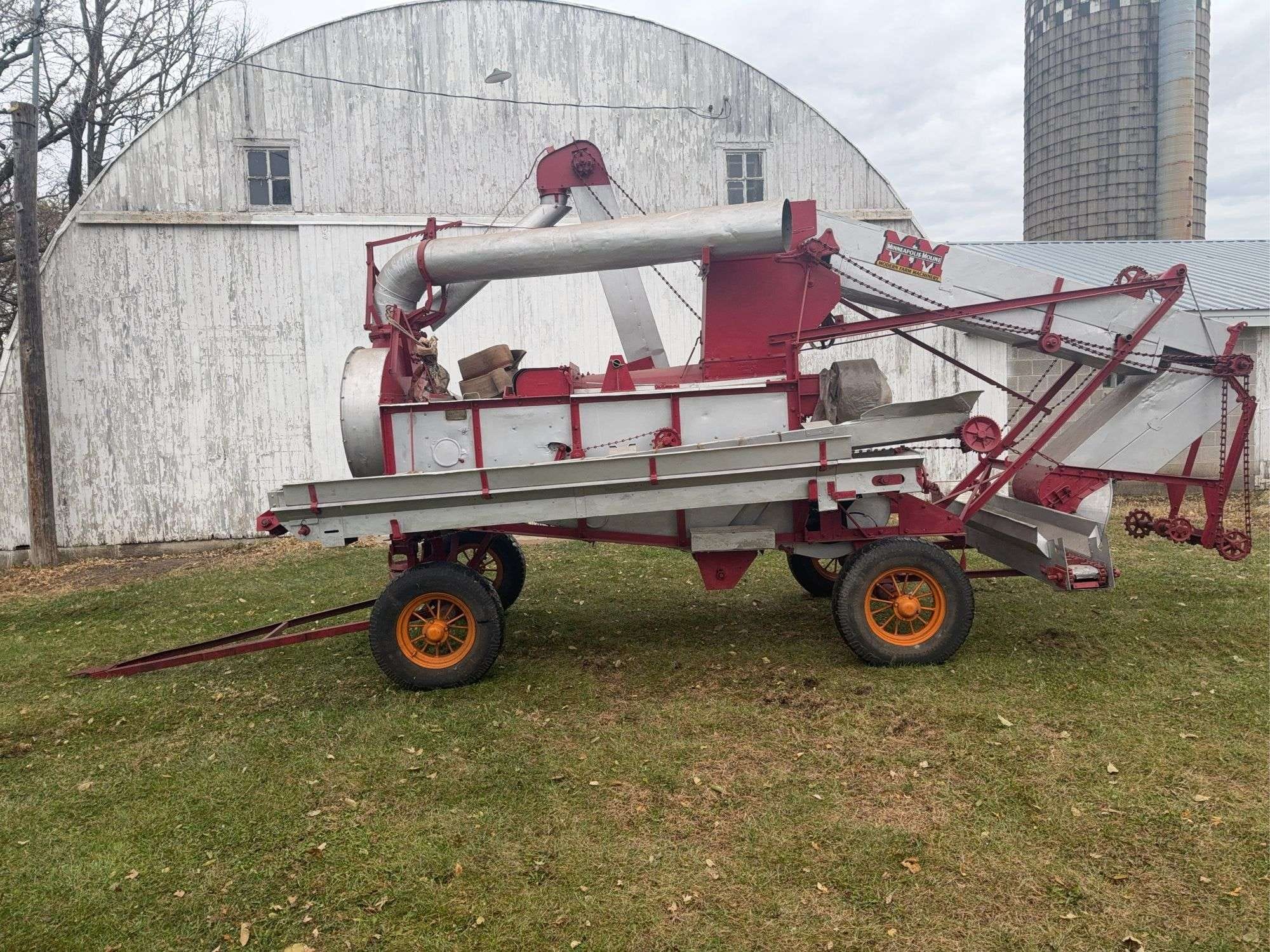 Minneapolis-Moline B2 Equipment Image0