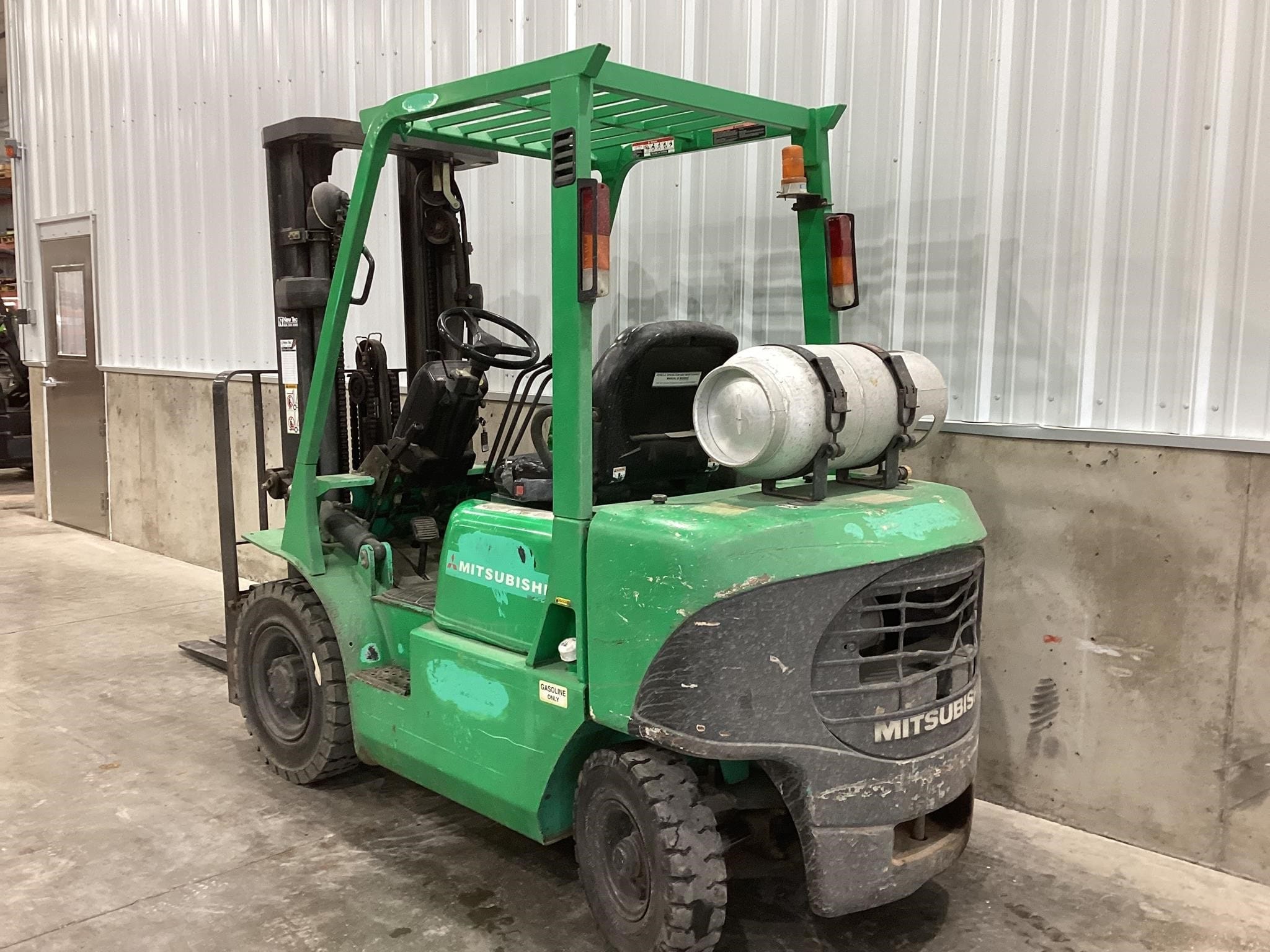 2002 Mitsubishi FG25K Equipment Image0