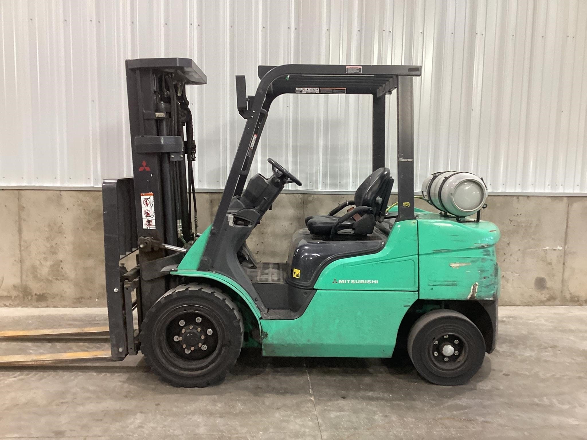 2019 Mitsubishi FG30N Equipment Image0