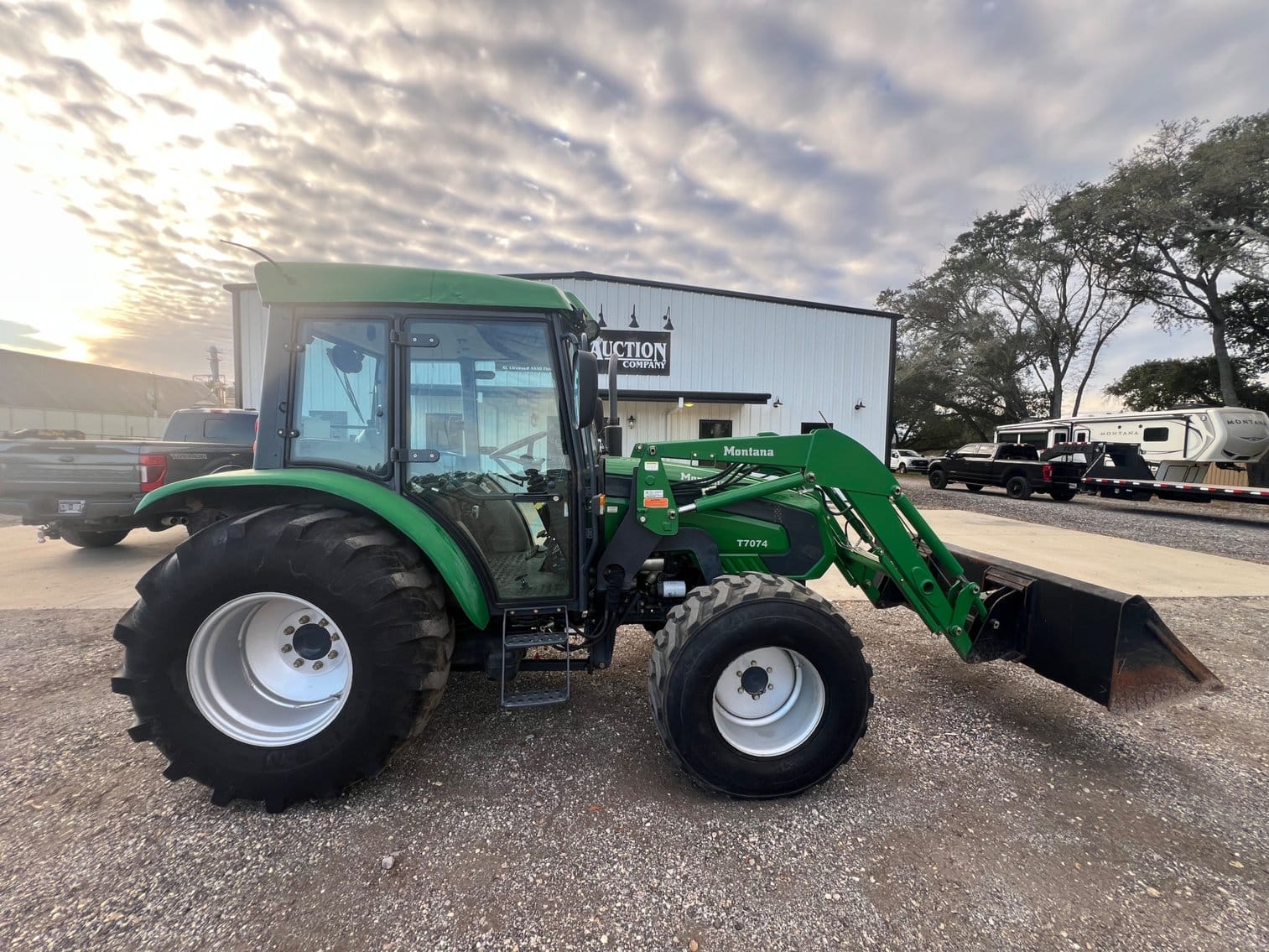 Montana T7074 Equipment Image0