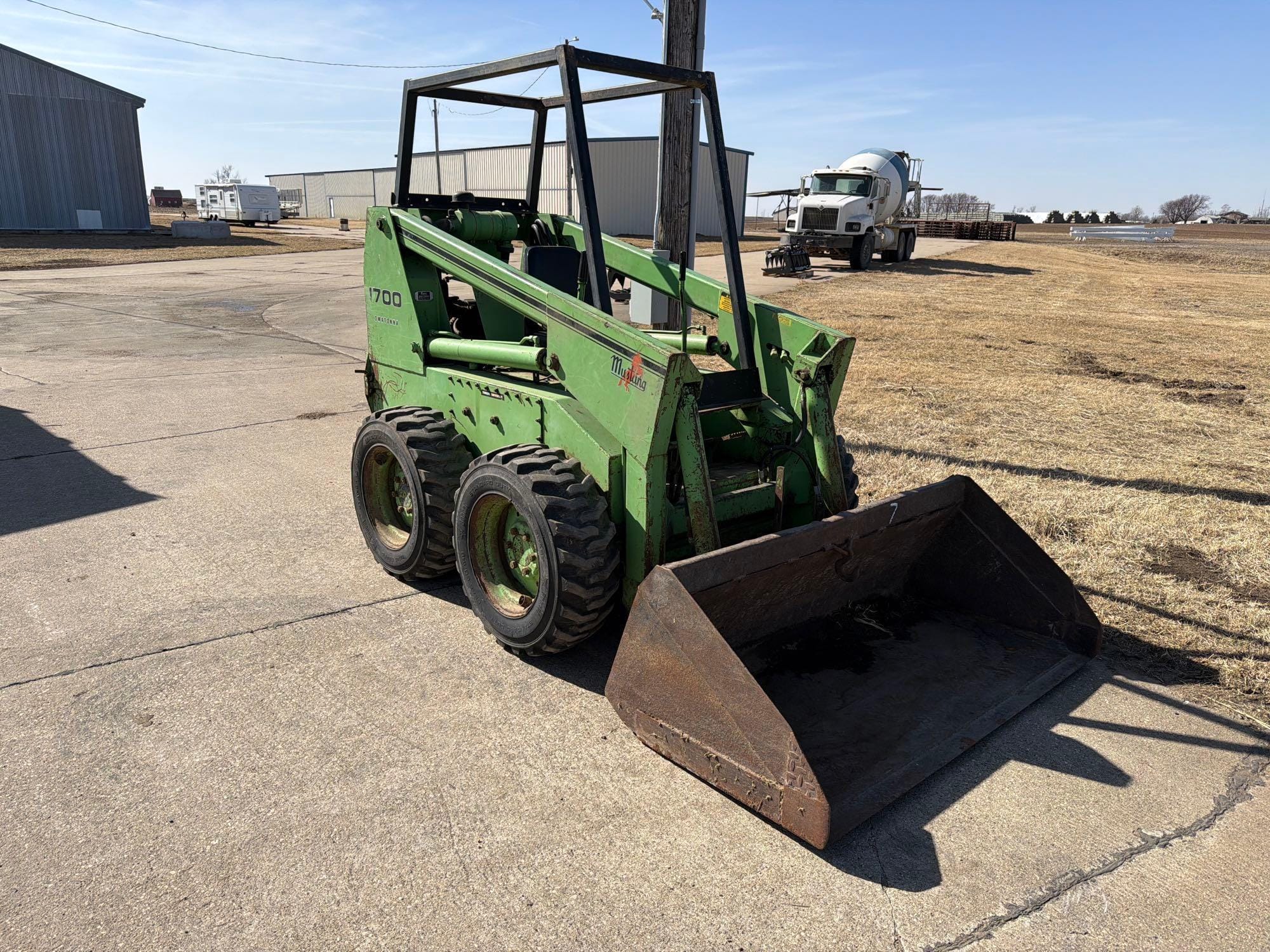 Mustang 1700 Equipment Image0