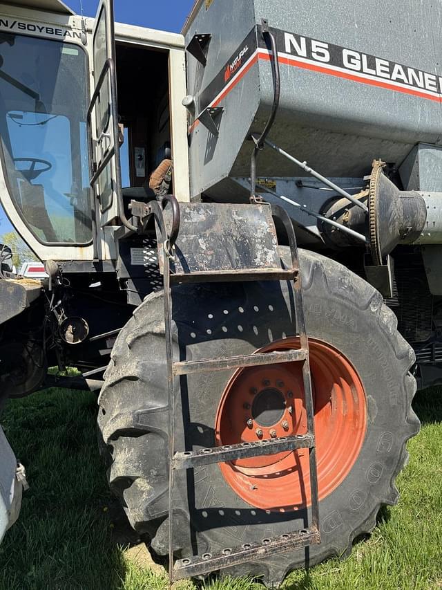 Image of Gleaner N5 equipment image 4